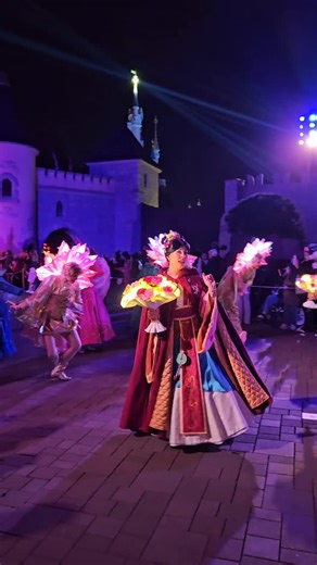 🧞‍♂️🇫🇷 LAU - CAST MEMBER on Instagram: "✨ Mulan porte une nouvelle cape pour l’hiver - Mickey et sa Parade Étincelante de Noël 🎄 📸 Merci @merlin_jpg ✨ #disney #dlp #disneylandparis #disneyworld #disneygram #picoftheday #photography #instadisney #disneylandpark #wdw #paris #france #waltdisneyworld #disneycharacter #disneyparks #disneylife #disneygram #disneyig #disneycharacters #waltdisney #landscape #mickeymouse #disneyblogger #disneyphotography #disneyphoto #castmember #disneylive #mulan #