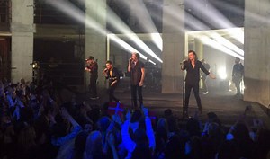 One Direction pays tribute to Paris attack victims at concert