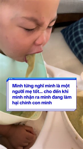 Mình từng nghĩ mình là một người mẹ tốt… cho đến khi mình nhận ra mình đang làm hại chính con mình Mình từng là một người mẹ ép con ăn, đánh con vì con nôn. Nhưng lúc đó mình không nghĩ mình sai. Mình nghĩ mình đang làm tất cả những gì tốt nhất cho con. Con mình từ lúc mới sinh đã ko có tuần trăng mật… Hăm đít, vàng da nhẹ, ngủ li bì, không đòi ăn. Mỗi lần con khóc ré lên vì đau là lại phải tháo bỉm Mình bắt đầu lao vào tìm đủ mọi cách… đổi bỉm, đổi kem, hỏi bác sĩ, hỏi người quen. Lớn lên một c