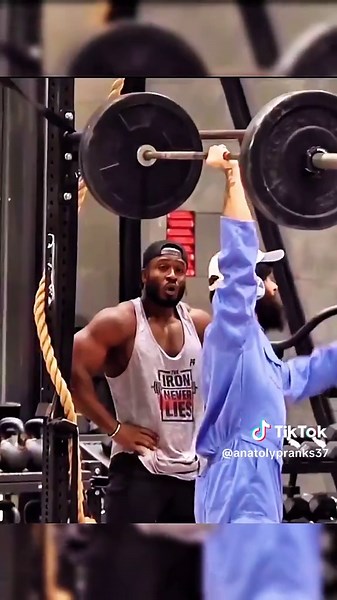 Anatoly's Gym Pranks: Powerlifting Fun in USA and France