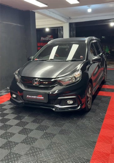 Honda mobilio @pakar.sticker Tersedia - Regular Coloured Wraps - Premium Coloured Wraps - PPF ( Glossy/ Matte Transparant & Black Glossy PPF) - ⁠kaca film Selain menghadirkan kesan sporty, mewah, elegan Dengan beberapa keunggulan: ✅ PET Liner ✅ Bubble Free ✅ UV Protection ✅ Wet Look Finish Glossy ✅ Suitable for any other smooth or curved surface ✅️•Pilihan warna sangat bervariasi ✅️’Melindungi cat asli dari goresan dan benturan ringan ✅️’Daya tahan dan ketebalan yang baik _______________________