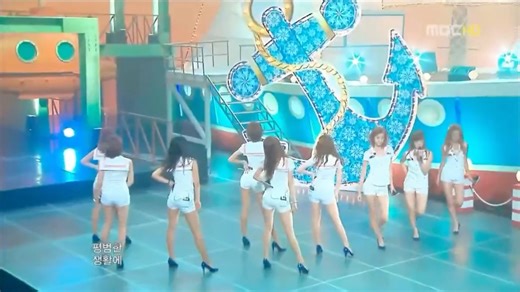 还是韩国女团少女时代Girls’Generation想的周到：把名字贴在麦克风上，这样不用介绍就都认识啦^o^