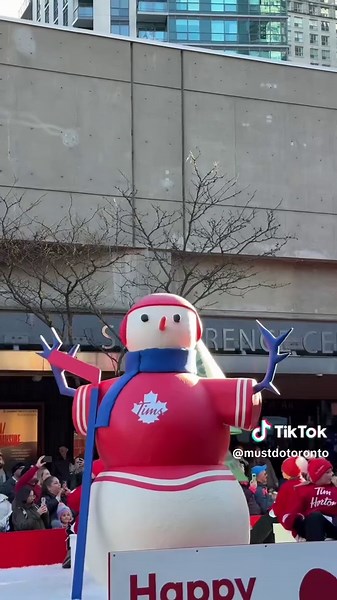 Toronto showed up in full holiday spirit at this year’s Santa Claus Parade 🎅🏻✨ The floats, the marching bands, the dancers, the clowns, every part of it felt like the official kickoff to the season. #toronto #torontochristmas #christmas #torontolife #santaclaus