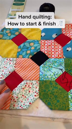 Video by TikkiLondon & TikkiMakes #handquiltingtip #tikkimakes #tikkilondon @tikkilondon #howtohandquilt #handquilting #handquiltingtips #handquiltingnohoop #howtostartquilting #patchwork #patchworktiktok | Sharon Green