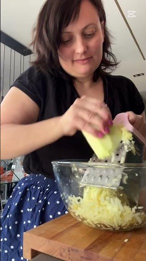 Placuszki z cukinii. Placuszki z serem. Pomysł na cukinie. Przepis na placki z cukinii. Wege
