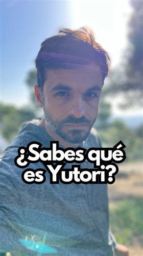 🌿 ¿Cuándo fue la última vez que desaceleraste? Estás almorzando frente a la compu, trabajando en el tren, hablando sin parar… Siempre en movimiento, ¿no? Pero, ¿conocías la palabra japonesa yutori? Es una filosofía que invita a desacelerar. A comer sin apuros, a sentarte en la naturaleza y simplemente observar. A darle un descanso a tu cabeza de tanto ir y venir. El silencio y la pausa no son una pérdida de tiempo. Son el tiempo que tu cuerpo y mente necesitan para encontrar equilibrio. ✨ Deten