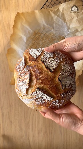 Pan Casero Fácil y Rápido (Sin Amasar) 😏 👉🏻 Receta completa paso a paso con ingredientes y cantidades en mi canal de Youtube: Cocina con Coqui o en mi web: https://cocinaconcoqui.com/pan-facil-sin-amasar/ Llevo meses probando varias recetitas de pan en casa y al fin he conseguido dar con la tecla con una receta fácil en la que el pan queda crujiente y esponjoso. ¡Estoy muy orgullosa de esta recetita! Próximamente quiero experimentar y aprender a hacer panes de masa madre. Pero eso lo dejo par