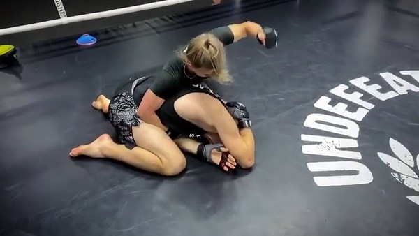 Alexandra Albu on Instagram: "Кто сказал,что тренировки по единоборствам не такие интересные? #mma #mmafighter #mmagirls #fight #fights #ufc #ufcrussia #ufcmoscow #workout #workhardplayhard #gym #training #stitchalbu #sashaalbu #alexandraalbu #personaltraining #shoulders #workhardplaydhard #girl #girls #stitch #coach #food #hungry"