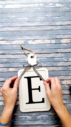 263K views · 1.8K reactions | Monogram Letters are so versatile! This cutting board would look great in a kitchen! So simple but yet AMAZING! #cuttingboard #cuttingboardart #monogrammedgifts #monogram #monogrameverything #diyhomedecor #homedecorideas #diydecor #newhomegifts | Magnolia Design Co | Facebook