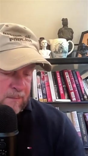 Michelangelo had a surname, a sign of status then. Unlike Leonardo da Vinci, he had connections to powerful Florentine families, setting him apart from other artists. #Michelangelo #LeonardoDaVinci #ArtHistory #Florence #RenaissanceArt