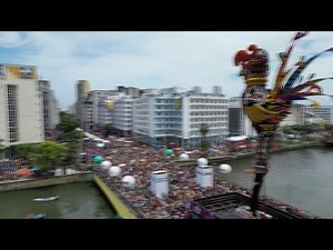 Recife disfruta el regreso del Carnaval de Brasil al compás de su gallo gigante