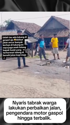 Nyaris tabrak warga lakukan perbaikan jalan,pengendara motor gaspol hingga terbalik