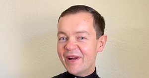 ¿Quién es el padre Adam Kotas, que denuncia abuso sexual tras ser removido de la Iglesia Católica?