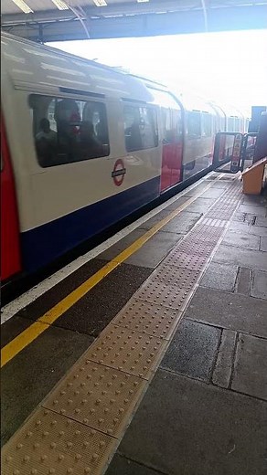 Bakerloo Line London Underground Train arriving at Queens park 28/7/25