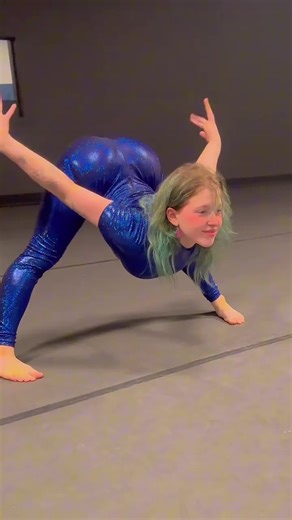 🤯✨ Contortionist Emilie Burns Bends Into Unbelievable Shapes! | FeedMyCuriosity