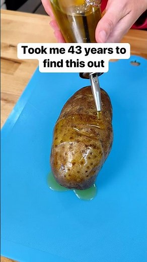 Quick and easy way to cook a potato in the microwave 🥔 #potato #bakedpotato #microwave