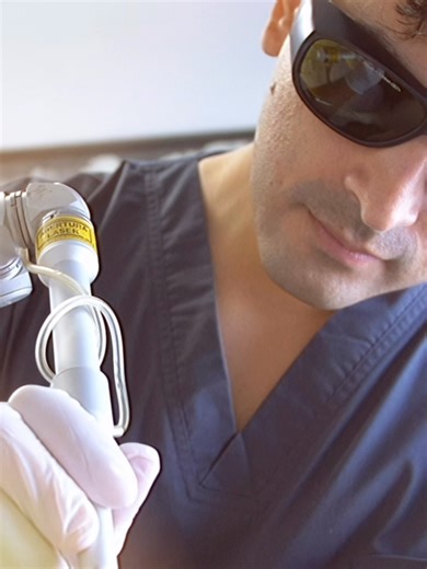 💡 ¿Te preguntas cómo es el postratamiento del láser de CO2? En este post, Luis Felipe Godoy Villalón, dermatólogo en Consulderma, nos explica paso a paso qué esperar después de un tratamiento con láser de CO2 y cómo cuidar tu piel para maximizar sus resultados. ✨ Este tratamiento es ideal para: Mejorar la textura de la piel Reducir arrugas y líneas de expresión Tratar cicatrices y manchas Conseguir un efecto rejuvenecedor natural En Consulderma no solo aplicamos la tecnología más avanzada, sino