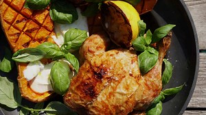 🔥 DU KAN STADIG NÅ DET 🔥 Få gang i grillen, og lav en mør og saftig grillkylling 😍 Find mere inspiration til grillmiddagen lige her: https://bit.ly/2r14MBG Sponsoreret af Weber Danmark | Foodtv.dk