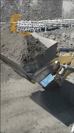 Huge Wheel Loader Bucket Fills Truck With Only One Pass