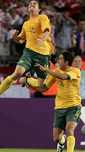 “HARRY KEWELL HAS DONE IT!” 💚💛 One of the most iconic #Socceroos moments ever: the goal that secured our first-ever Round of 16 berth at a FIFA World Cup 🙌 A throwback to celebrate @harrykewell10’s birthday 🎂 | CommBank Socceroos