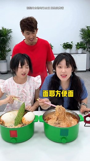 546K views · 12K reactions | 吃火锅要不要挑战，蛋卷太可怜了 #今天吃什么 #吃火锅 #火锅煮万物 #掰乐之的一百个乐子 #内容启发搜索 #抠门老板娘 #过年压岁钱游戏 #适合多人玩的聚会游戏推荐 #不是一般的搞笑 #好好吃饭大赛 #喝不喝挑战 #欢乐新玩法 #锻炼大脑反应的游戏 #fblifestyle | 搞笑游戏 Funny Games | Facebook