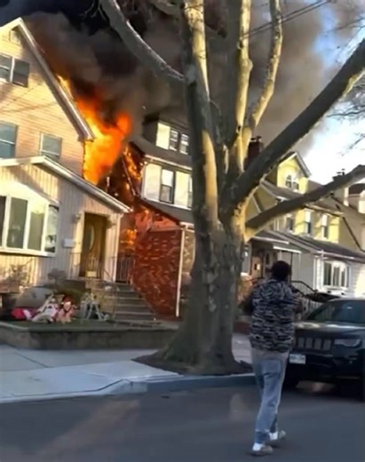 #Queens *3RD ALARM* Box 6088 21-07 147th St off 21st Ave 3 HOUSES ON FIRE #FDNY | NYC Fire Wire