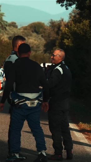 Pronti? Si sale 📈 Scala Piccada 1 - 2 Novembre ! La Scala Piccada non è solo una gara, è l’evento che infiamma la Sardegna e chiude la stagione. Sui leggendari tornanti vista mare della SS 292, vicino ad Alghero. 🌊 Quest’anno è il Gran Finale! 🏆 È l’ultima e decisiva tappa del Campionato Italiano Velocità Montagna (CIVM). Questo significa che i migliori piloti italiani e le auto più potenti (dai prototipi alle GT) si sfideranno fino all’ultima curva per aggiudicarsi il titolo. Aspettati veloc