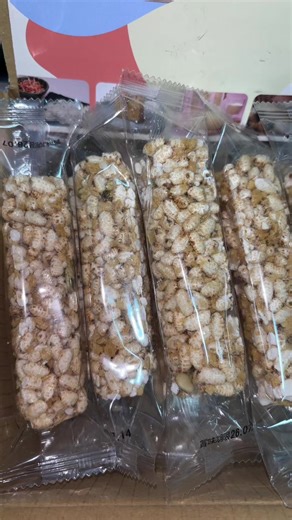 OKARATの玄米おかぽんは、サクサク食感で手軽に楽しめるヘルシースナック🍘 グルテンフリー・無添加・白砂糖不使用で体にもやさしい。 優しい甘さで、食べ始めたら止まらない美味しさ！ダイエット中のおやつにもぴったり◎