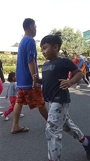 Abang Fikri Neng Tisha olahraga lari di CFD GOR BEKASI KOTA