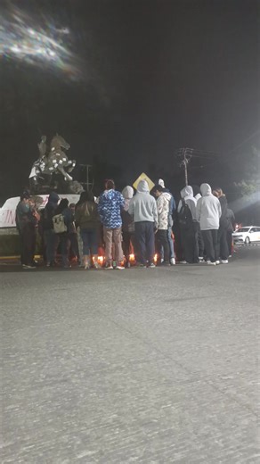 La realidad que se vive dentro del campamento que está en UAEM, mientras en redes sociales, noticieros, por parte de nuestros directivos universitarios y personas de pie se nos ha tildado de “Vándalos” “Delincuentes” y “Porros” ASÍ SE VIVE ADENTRO. Somos una comunidad dolida, harta, que hace un llamado a gritos para obtener justicia para el caso de Kimberly Joselin Ramos Beltrán y TODXS LXS QUE NOS FALTAN POR OMISIÓN DE UAEM, una comunidad que exige QUE SE NOS VOLTEE A VER POR PARTE DE NUESTROS 