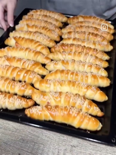 Ne postoji osoba koja je probala ove kiflice, a da nije bila oduševljena. Pravim ih često – za porodicu, prijatelje i sve meni drage ljude. 🫶 Obavezno ih spremam kada idemo na put, jer su podjednako ukusne i dan posle, mekane i praktične za poneti. Nekada sam ih zvala „Lepine“, ali sada ih toliko često pravim da su postale moje. Izvini Lepa 🤍 Za testo: 🔸️1 kocka svežeg kvasca 🔸️200 ml mlake vode 🔸️200 ml mlakog mleka 🔸️200 ml ulja 🔸️1 kašičica soli 🔸️oko 900 g brašna Fil: 🔸️kečap 🔸️tan