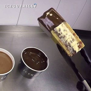 39K views · 388 reactions | ☀️ Happy Sunday! Wir haben uns heute mal an einem original "IceGuerilla Cookie Dough Ice Cream Sandwich" versucht und unsere hohen Erwartungen wurden sogar noch übertroffen – superoberlecker!  In dreierlei Schokolade getaucht zeigt sich wieder: in Verbindung mit unserem Eis schmeckt irgendwie alles  #warumimmerenglisch #keksteigeiskrembemmeklingthaltauchdoof | IceGuerilla | Facebook