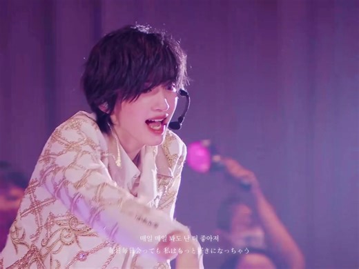 Q.ライブステージに立つ時、チェックするのは❔ A.「お互いのテンションのキャッチボールが大事やと思うから、客席の声。カメラ目線をしたり、かわいく歌ってみたり、みんなのテンションがUPするように、オレなりの方法で盛り上げるよ。」 #道枝駿佑 #なにわ男子