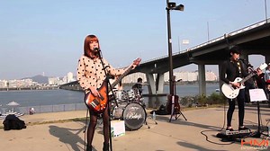 [★VIDEO] Girl band Bebop holds a street performance