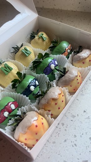 Cowabunga, dudes! 🍓💚 These TMNT strawberries are bringing all the ninja vibes and chocolatey goodness! Perfect for any little turtle fan 🐢✨ | Jessica Hernandez