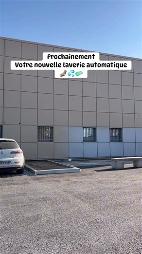 🎬 COMMUNIQUÉ OFFICIEL (OU PRESQUE) 🎬 Avant que ça appelle la mairie, non, la laverie n’a pas été enlevée par erreur. 👉 Les anciennes machines ont été VIRÉES. Fin de contrat. Merci, au revoir. 🚪 🧺💥 À la place ? Du neuf. Du beau. Du qui lave vraiment. Des nouvelles machines et des sèche-linges tout frais qui arrivent TRÈS prochainement. Oui, il y a un petit moment de vide. Oui, il faut patienter. Mais c’est pour arrêter de laver votre linge avec du matériel qui a connu Chirac 😌 Bref. Ça cha