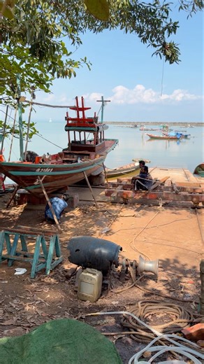 Mauihowey’s Videos-Working on wooden boats at the boat yard in Sawi Thailand#shorts #boat #subscribe