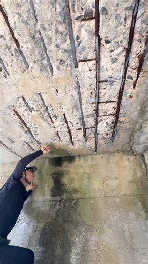 足立工業 | コンクリート診断士 | 橋梁&トンネルの修繕・耐震工事_専門会社 on Instagram: "bridge repair situation 橋の補修（断面修復）様子 Section repair workers remove deteriorated parts of the concrete and remove rust from the reinforcing bars. After applying reinforcing steel rust preventive agent, apply primer. Finish by applying polymer cement mortar in several layers using a plastering trowel. I’ve provided explanations of the work in other videos. Please take a look! 断面修復工はコンクリートの劣化した部分を取り除き、鉄筋の錆を落とす。鉄筋に鉄筋防錆剤を塗布した後、プライマーを塗布する。ポリマーセメント