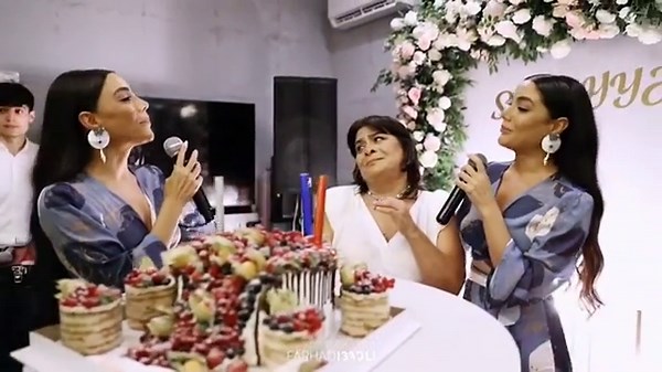 Sevil Sevinc on Instagram: "Gözlənilən an yetişdi 🎤İnstaDünya🤗 “ANA” mahnısı artıq sizin ixtiyarınızda. 💣Rəsmi YouTube səhifəmizdə✅ (Link :Bioda) İnşaAllah bu bəstə ilə hər biriniz Analarınızın doğum gününü təbrik edərək,onların sevinc göz yaşlarına səbəb olarsınız.🙏🏽Ailəmizə zamanında dəyər verməliyik🤲🏽❤️ Bu bəstə isə bizim dəyərli dostumuz @djroshka_music -ə aiddir.Ürəyinə sağlıq Rövşən bəy! @xeya1official sənə ayrıca təşəkkür düşür,çünki bu mahnını bizə sevdirən sənin ifan olub🙏🏽 @ni