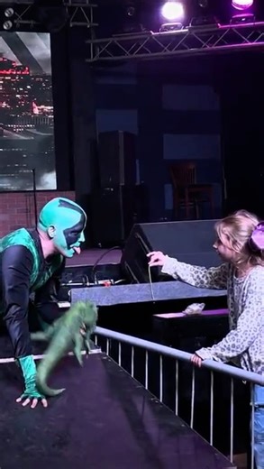 Iguanas Like Worms 🦎🪱 #luchalibre #lucha #wrestling