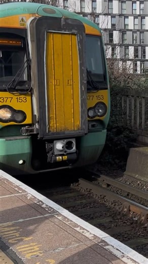 Southern class 377 No. 377 153 arriving into Portsmouth and southsea station. 17/2/26