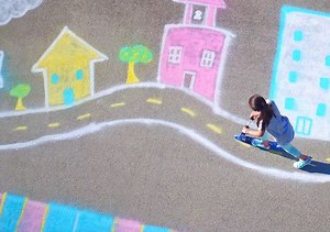 [Hot Item] Kids Playing Chalk Abstract Reflective Spray Paint