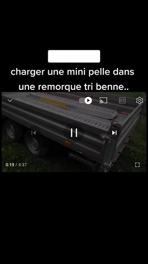 chargement d une mini pelle dans une remorque tri benne humbaur