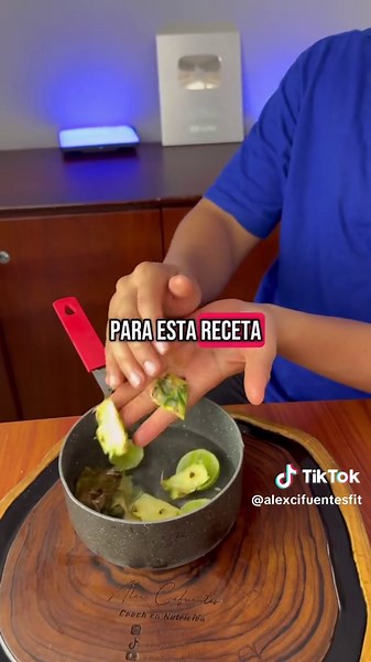 ¡Limpia tu hígado de forma natural en solo 7 días! ✨🍍🫖 Esta poderosa receta casera te ayudará a depurar tu hígado, reducir la inflamación y mejorar tu digestión. Solo necesitas: \t•\tCáscara de piña 🍍 \t•\tUn puñado de flor de jamaica 🌺 \t•\tEl jugo de 1 limón 🍋 Pica todo y hiérvelo durante 10 minutos en agua. Toma una taza en ayuno ☀️, otra a media tarde 🕒 y la última antes de dormir 🌙, durante 7 días consecutivos. ¡Dale un descanso a tu hígado y siente la diferencia! ✨ Comenta “Quiero p