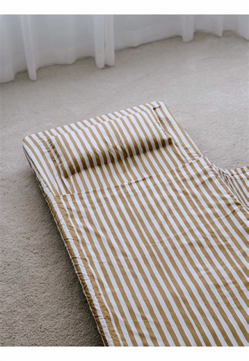 The daycare bag packing struggle is REAL. 🎒 If your toddler is starting daycare this year, stop scrolling! We’re comparing the Kinnder All-in-One sheets vs. a standard cot sheet. The Kinnder set has the built-in pillow, top sheet, and bottom sheet all attached.. making Monday morning drop-offs so much faster. No more hunting for loose pieces or uncomfortable toddlers not sleeping at daycare because it doesn’t match their environment at home! Which one would you choose for your daycare essential