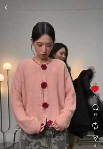 真的沒想到—— 這次衝最快的單品 會是這件 花朵毛衣外套 👉 https://bit.ly/3XVC8B2 可愛的復古感 粉色很值得收 溫柔系女孩可收 （S–L 都能穿） | MosDress