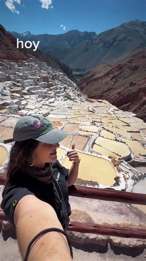 Un clásico del Valle Sagrado: Salineras de Maras, donde la naturaleza y la tradición crean uno de los paisajes más únicos del Perú. Si vienes a Cusco… este lugar es parada obligatoria. 🤍⛰️ 📲 943 491 959 🌐 www.perubeyond.com #salinerademaras #cusco #vallesagradodelosincas | PeruBeyond