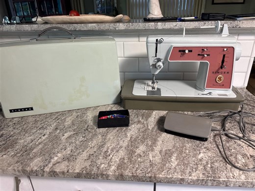 Singer Touch & Sew Special Zig Zag Model 626 Sewing Machine W/ Case, Accessories