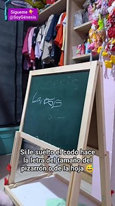 Sé que nos siguen terapeutas, pedagogas, maestros de educación especial, etc.. busco si nos pueden compartir alguna estrategia para que Génesis aprenda a escribir su nombre con letras pequeñas porque si le doy una hoja entonces hace la letra grandísima casi del tamaño de la hoja, si escribe en el pizarrón hace la letra del tamaño del pizarrón, aplique la estrategia de sostener su codo para no dejarla hacerlo en grande pero si pudieran compartirme alguna estrategia se los agradecería muchísimo ☺️