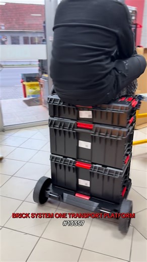 @diki_bau on Instagram: "QBRICK SYSTEM ONE ALLTERRAIN TRANSPORT PLATFORM • 2 rrota të mëdha 9” të veshura me gomë për kapërcim pengesash • 2 rrota rrotulluese me frenë për stabilitet dhe kontroll maksimal • 3 lidhës polyamide për bashkim me module të sistemit ONE • Hap prapa për manovrim më të lehtë gjatë transportit • Vend i dedikuar për kovë dhe 4 pika montimi për aksesorë • Material plastik i përforcuar për qëndrueshmëri të lartë Përmasa: 750 × 542 × 223 mm Kapacitet maksimal: 120 kg Pesha: 4